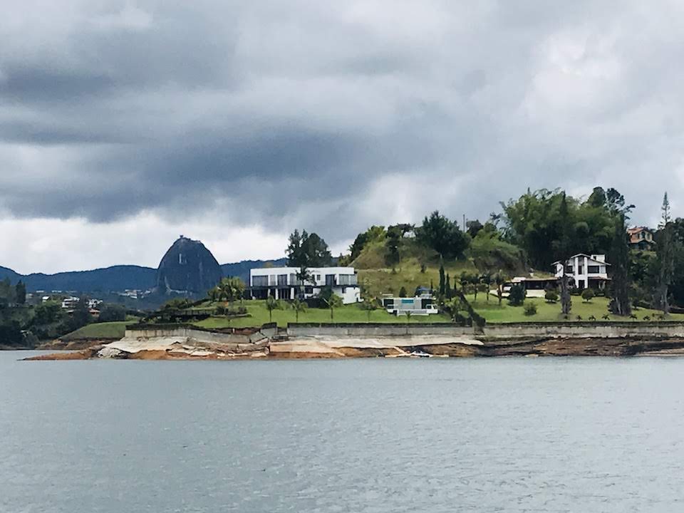 Guatape Colombia Globetrotter duo